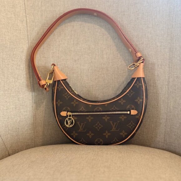 Louis Vuitton Monogram Loop - Picture 4 of 16